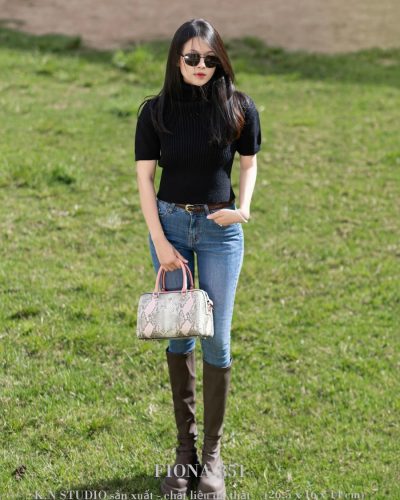 Trang Chủ 44 Alternative view of FIONA-351 Túi Da Bò Dập Vân Rắn Phối Da Trơn Hồng