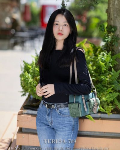 Alternative view of TERESA-709 Túi Đeo Vai Da Bò – Sắc Xanh Teal Cá Tính & Cấu Trúc Đa Ngăn Tiện Dụng