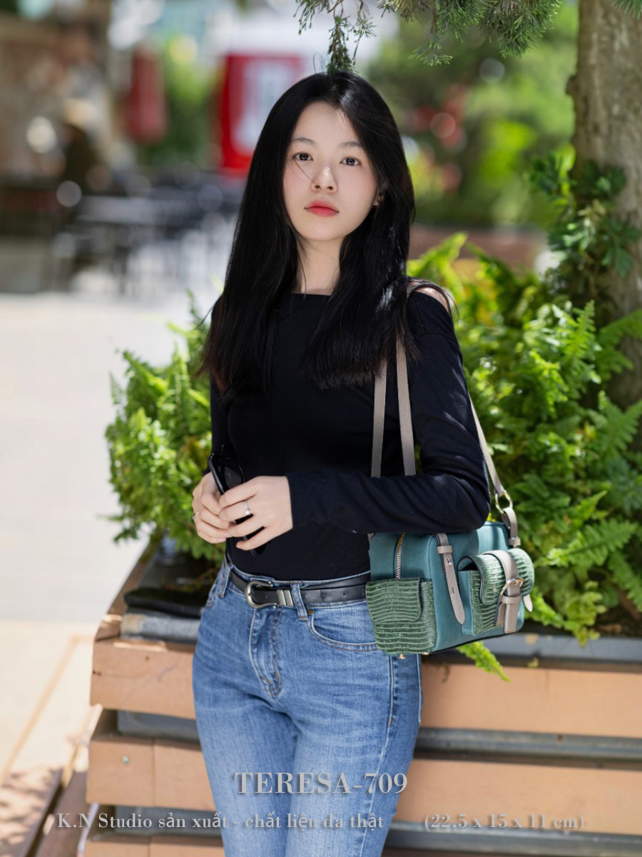 TERESA-709 Túi Đeo Vai Da Bò – Sắc Xanh Teal Cá Tính & Cấu Trúc Đa Ngăn Tiện Dụng 2 TERESA-709 Túi Đeo Vai Da Bò – Sắc Xanh Teal Cá Tính & Cấu Trúc Đa Ngăn Tiện Dụng - Ảnh 2