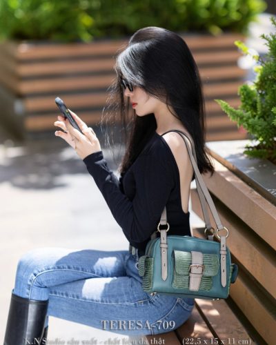 TERESA-709 Túi Đeo Vai Da Bò – Sắc Xanh Teal Cá Tính & Cấu Trúc Đa Ngăn Tiện Dụng