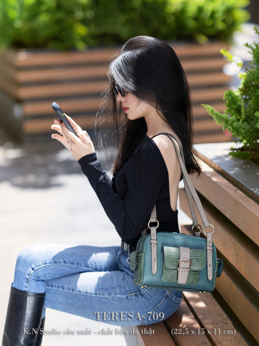 TERESA-709 Túi Đeo Vai Da Bò – Sắc Xanh Teal Cá Tính & Cấu Trúc Đa Ngăn Tiện Dụng 1 TERESA-709 Túi Đeo Vai Da Bò – Sắc Xanh Teal Cá Tính & Cấu Trúc Đa Ngăn Tiện Dụng